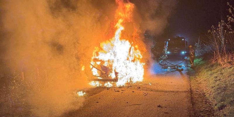 FW-DT: Fahrzeugbrand in voller Ausdehnung - Foto: presseportal.de