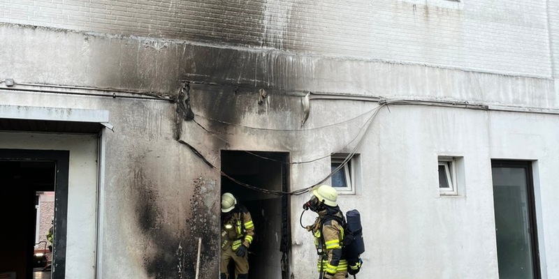 FW Bremerhaven: Mülltonnenbrand droht auf ein Gebäude überzugreifen - Foto: presseportal.de
