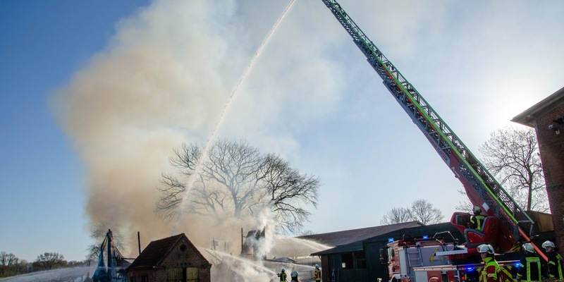 FW-RD: Scheune auf Pferdehof in Blumenthal abgebrannt - Foto: presseportal.de