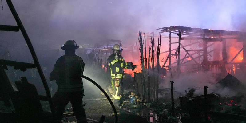 FW Hagen: Brand auf Campingplatz, Großeinsatz für Berufs- und Freiwillige Feuerwehr - Foto: presseportal.de