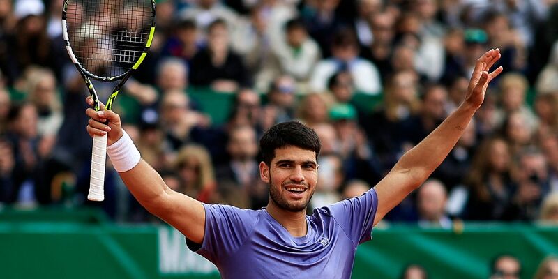 Nach dem verlorenen ersten Satz drehte Carlos Alcaraz das Endspiel. - Foto: Valery Hache/AFP/dpa