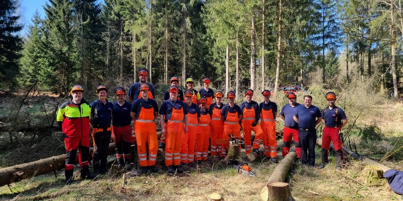 FW Wenden: Zwölf neue Motorkettensägenführer in der Feuerwehr Wenden - Foto: presseportal.de
