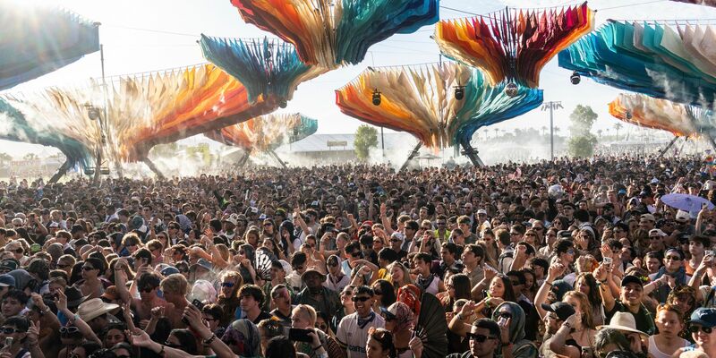 Bernie Sanders kündigte den Auftritt der Sängerin Clairo an. - Foto: Amy Harris/Invision/AP/dpa