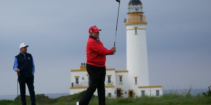 Der US-Präsident golft gerne und oft. (Archivbild) - Foto: Andrew Milligan/PA Wire/dpa