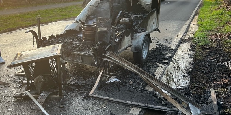 POL-MG: Fahrbahnbelag durch brennenden Anhänger geschmolzen - Foto: presseportal.de