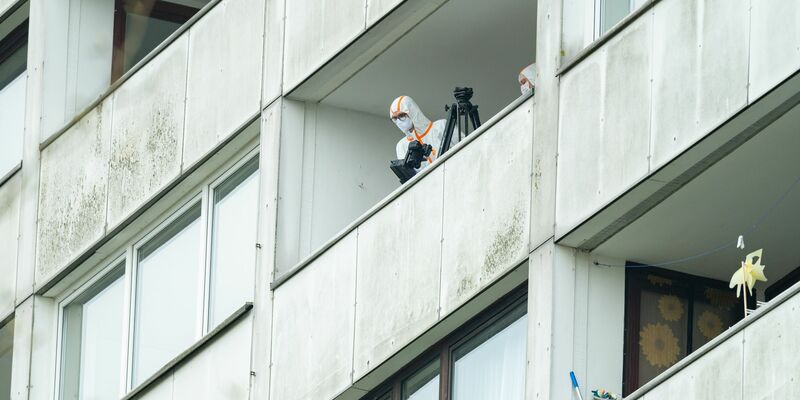Ein junger Mann stirbt nach dem Sturz aus dem achten Stock eines Hochhauses im Hamburg Süden. - Foto: Jonas Walzberg/dpa