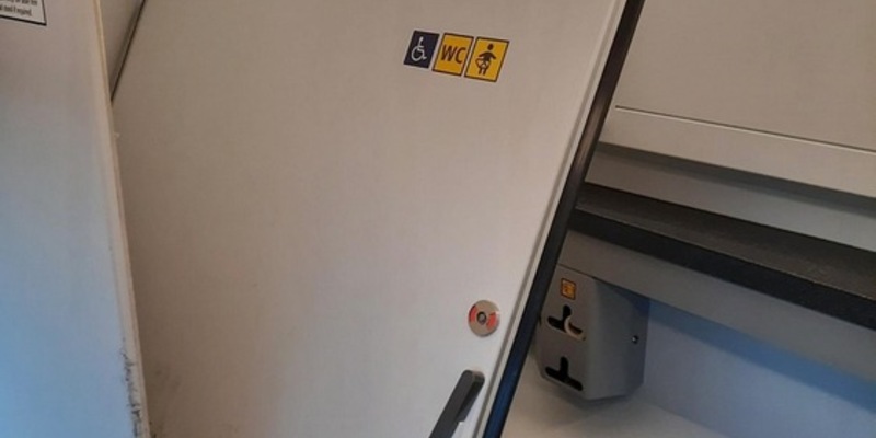 BPOL-HST: Zeugenaufruf - Tür einer Zugtoilette herausgedrückt - Foto: presseportal.de