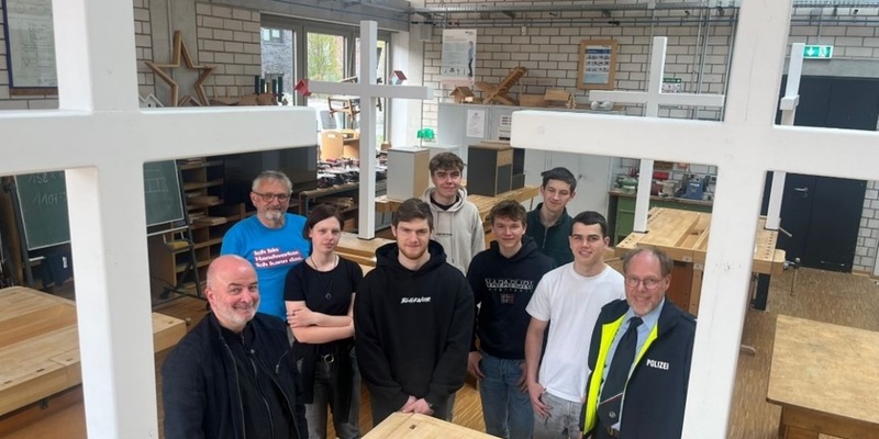 POL-KLE: Kreis Kleve - Fünf neue weiße Kreuze für den Opferschutz / Schülerprojekt am Berufskolleg Geldern übergibt Mahnmale - Foto: presseportal.de