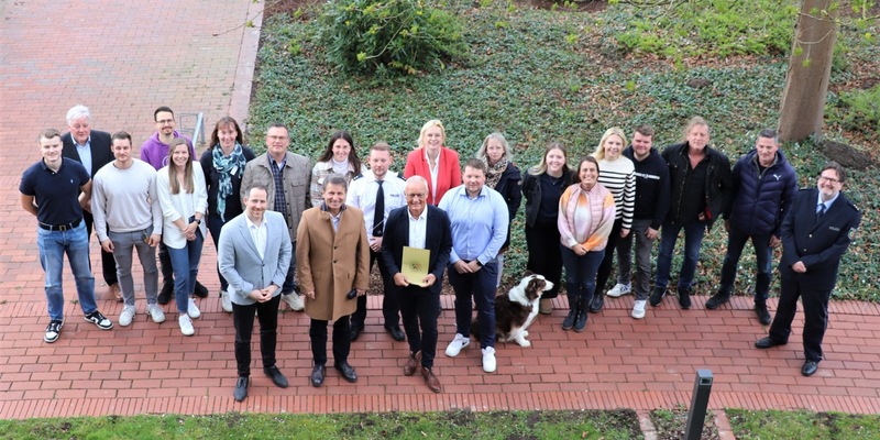 POL-HX: Langjähriger Leiter des Kriminalkommissariats 1 verabschiedet / Nach 43 Dienstjahren nimmt Karlheinz Schröder Abschied von der KPB Höxter - Foto: presseportal.de