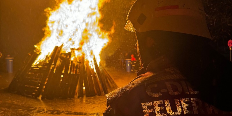 FW-GL: Tipps der Feuerwehr Bergisch Gladbach für sichere Osterfeuer - Foto: presseportal.de
