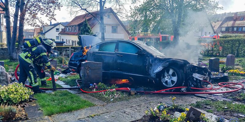 Mehrere Gräber wurden auf einem Friedhof in Gerlingen bei Stuttgart verwüstet.  - Foto: Karsten Schmalz/dpa