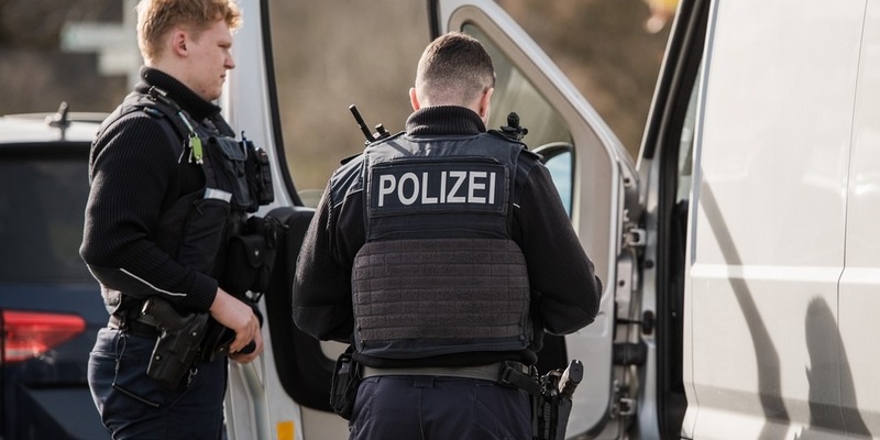 Bundespolizeidirektion München: Polizeibekannter Vater ohne Sorgerecht und Führerschein/ Bundespolizei verhindert Kindesentziehung - Foto: presseportal.de