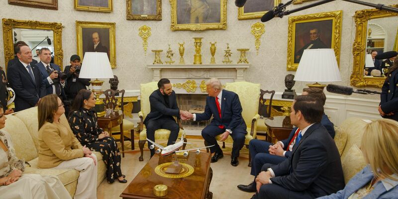 Trump beantwortet bei einem Treffen mit El Salvadors Präsident Fragen der Presse.  - Foto: ---/Presidencia El Salvador/dpa