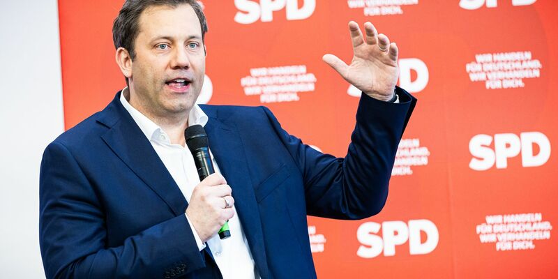 SPD-Chef Klingbeil warnt vor einem Scheitern des Koalitionsvertrags. - Foto: Moritz Frankenberg/dpa