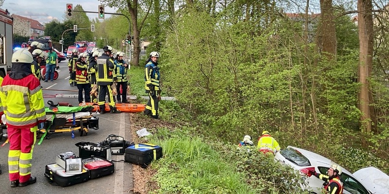 FW-BO: Schwerere Verkehrsunfall auf der Wuppertaler Straße in Linden - PKW rutsch in die Böschung, Fahrerin schwer verletzt. - Foto: presseportal.de