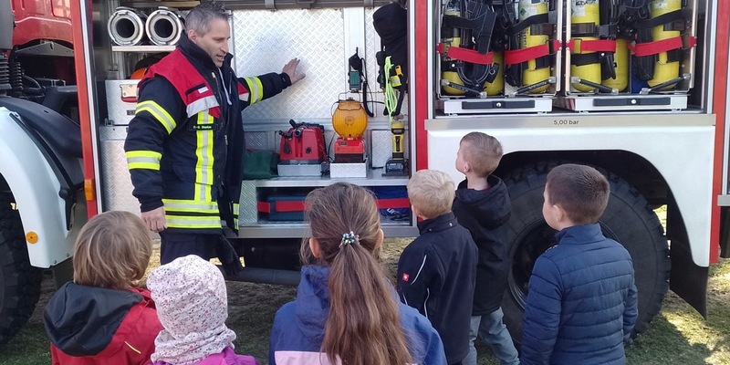 FW Wathlingen: Leuchtende Kinderaugen bei der Feuerwehr Großmoor - Kindergarten Moorwichtel zu Besuch - Foto: presseportal.de