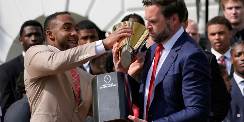 JD Vance zerlegt Trophäe. - Foto: Alex Brandon/AP/dpa