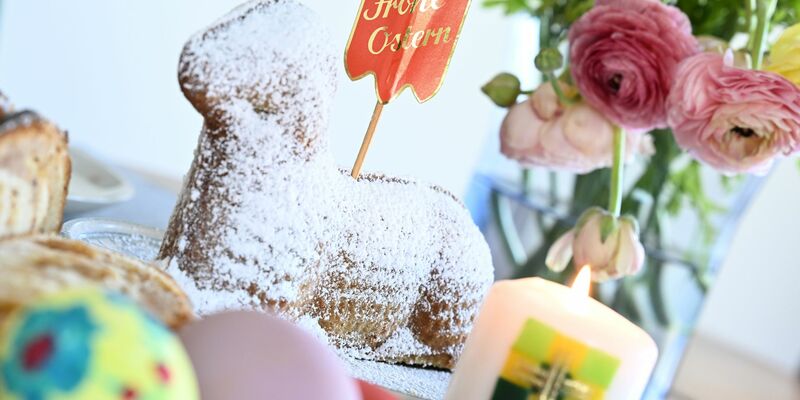 In vielen Familien kommt an Ostern ein Kuchen in Form eines Lamms auf den Tisch. (Symbolbild) - Foto: Angelika Warmuth/dpa