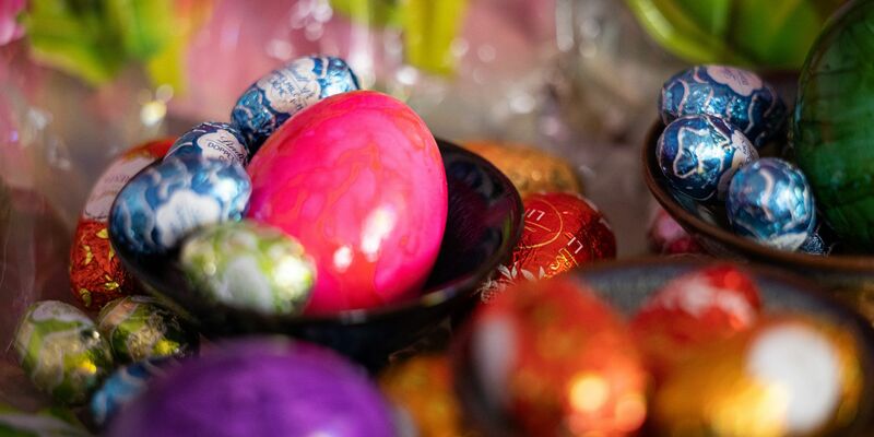 Die Preise für Eier und Schokolade sind im vergangenen Jahr deutlich gestiegen, wie das Statistische Bundesamt mitteilt (Archivbild). - Foto: Hannes P. Albert/dpa