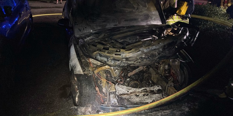 POL-AC: Feuer zerstört Autos - Polizei bittet um Hinweise - Foto: presseportal.de