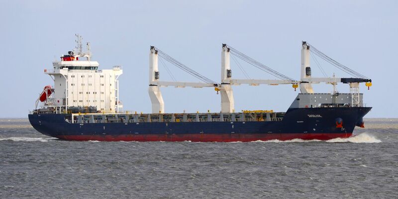 Ein Hamburger Frachter, der 2024 vor Somalia gekapert worden ist. (Archivbild) - Foto: Dietmar Hasenpusch/dpa