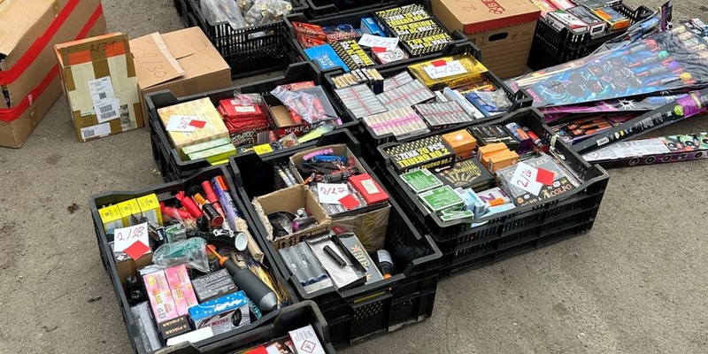 ZOLL-HH: Zollfahnder stellen hochexplosive Pyrotechnik, Waffen und Drogen sicher - Foto: presseportal.de