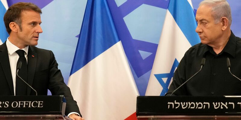 Teilen mit Blick auf einen palästinensischen Staat nicht die gleiche Meinung: der israelische Ministerpräsident Benjamin Netanjahu (r) und Frankreichs Präsident Emmanuel Macron. (Archivbild) - Foto: Christophe Ena/AP/dpa