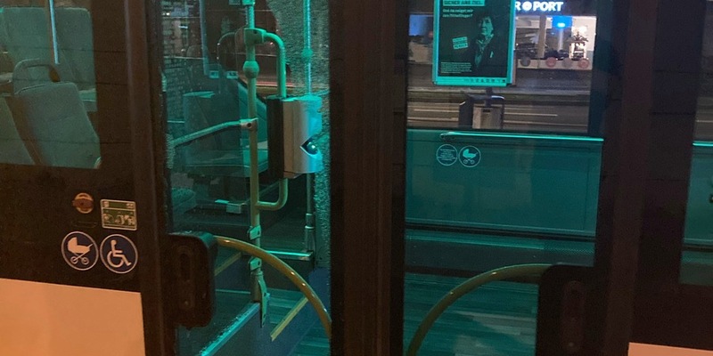 POL-HA: Jugendliche und junge Erwachsene zerschlagen Busscheibe - die Polizei bittet um Hinweise - Foto: presseportal.de