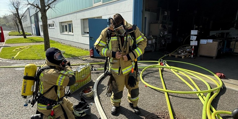 FW Menden: Brand in Filteranlage: Feuerwehr Menden im Einsatz am Dieselweg - Foto: presseportal.de