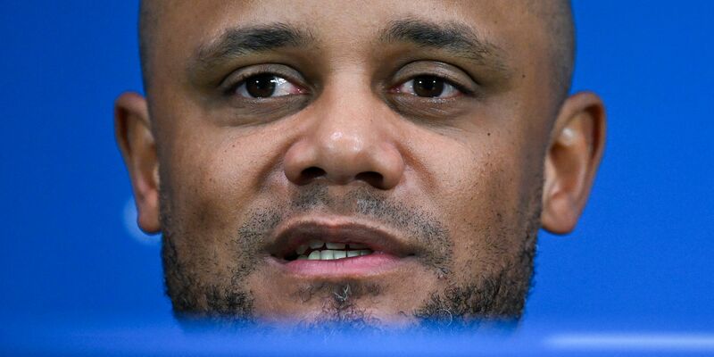 Trainer Vincent Kompany richtete den Blick noch in der Nacht nach vorne. - Foto: Sven Hoppe/dpa
