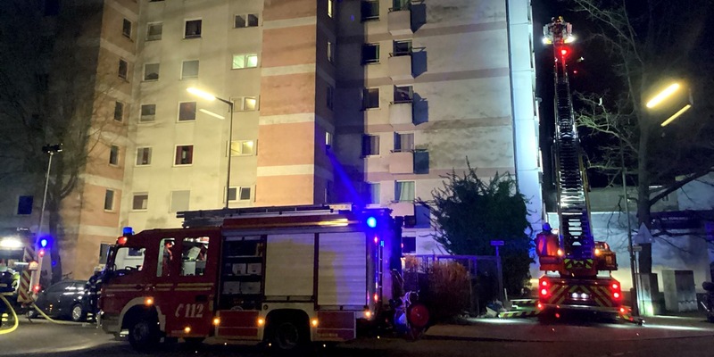 FW-M: Ganze Etage nach Wohnungsbrand unbewohnbar (Moosach) - Foto: presseportal.de
