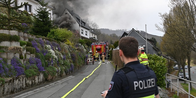 FF Olsberg: Großeinsatz bei Brand in Olsberg - Wulmeringhausen - Foto: presseportal.de