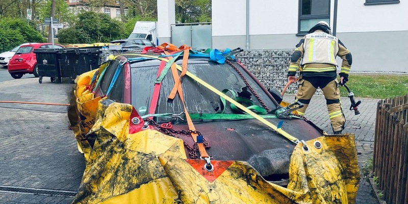 FW-E: Brennendes Elektrofahrzeug in einer Garage - aufwendiger Löscheinsatz - Foto: presseportal.de
