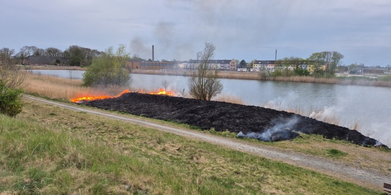 POL-WHV: Brand auf Uferfläche am Wangermeer in Hohenkirchen: Zeugen gesucht - Foto: presseportal.de