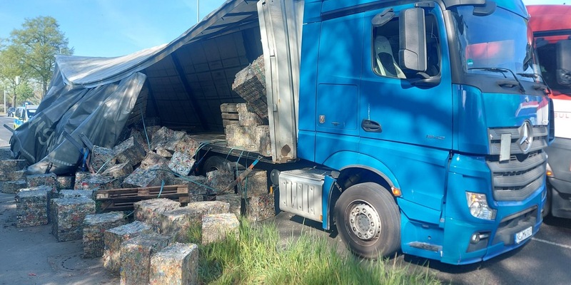 POL-NE: Lkw verliert mehrere Tonnen Ladung - Foto: presseportal.de