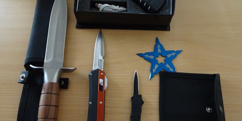 HZA-HST: Warenkontrolle mit Überraschungen ./. Stralsunder Zoll findet große Menge Wurfsterne, Springmesser und Elektroschocker in einem LKW - Foto: presseportal.de