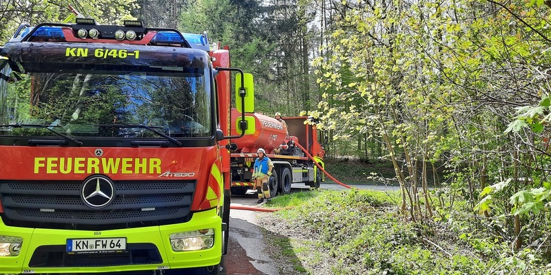 FW Konstanz: PKW Brand mit Brandausbreitung im Wald - Foto: presseportal.de