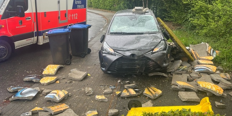 POL-NE: Litfaßsäule bei Verkehrsunfall zerstört - Foto: presseportal.de