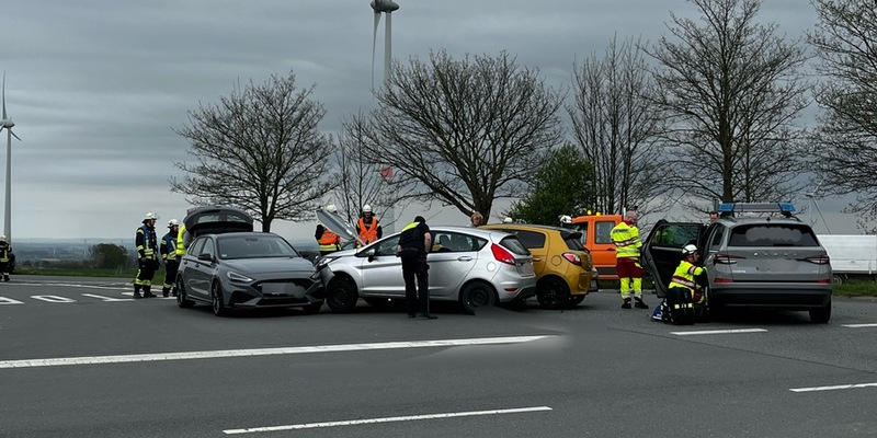 FW Ense: Verkehrsunfall auf Bittinger Haarweg / Fahrzeuge kollidieren auf Kreuzung - Foto: presseportal.de