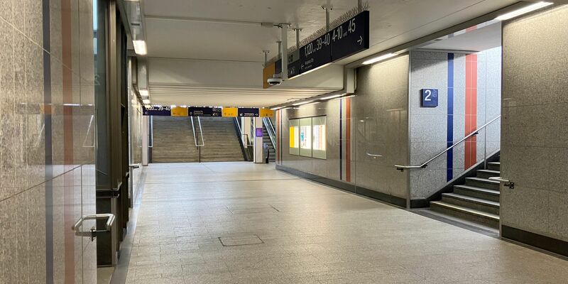 Der Fall ereignete sich im Juni 2024 im Gebäude des Hauptbahnhofs Kaiserslautern. - Foto: Wolfgang Jung/dpa