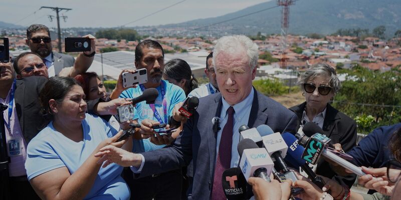 Van Hollen ist persönlich nach El Salvador gereist, um sich für die Rückführung von Abrego Garcia in die USA einzusetzen.  - Foto: Salvador Melendez/AP/dpa