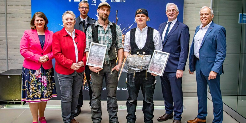 POL-PPKO: Ehrung zweier Zimmerleute für deren vorbildliche Rettungsaktion bei einem Brand in Koblenz - Foto: presseportal.de