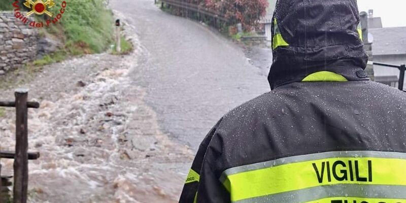 Viele Straßen sind überschwemmt. - Foto: Handout/Vigili del Fuoco/dpa