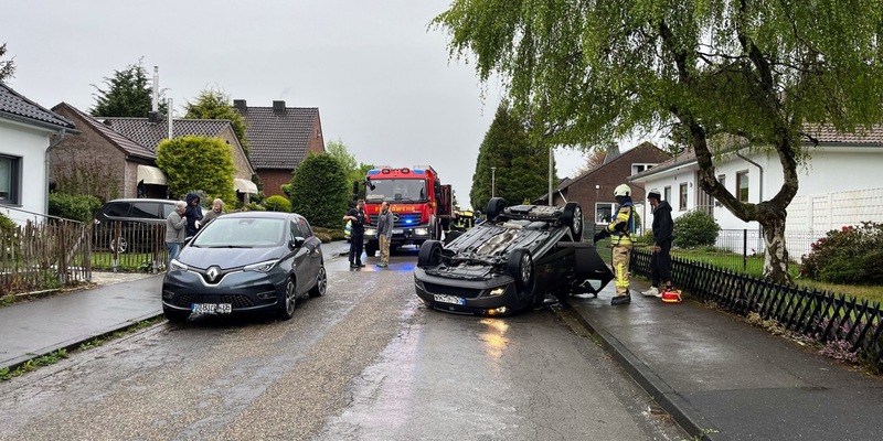 POL-AC: Auto landet auf dem Dach - Fahrerin wird leicht verletzt - Foto: presseportal.de