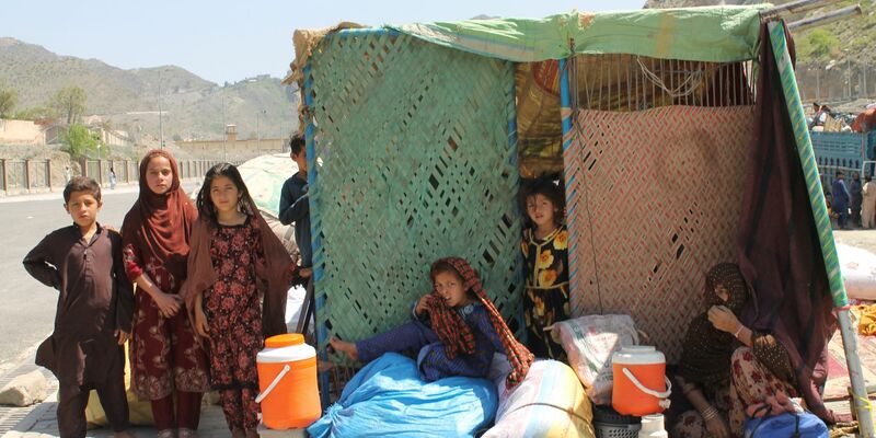 Afghanische Flüchtlinge sitzen mit ihren Habseligkeiten am Grenzübergang Torkham. (Archivbild) - Foto: Nabila Lalee/dpa