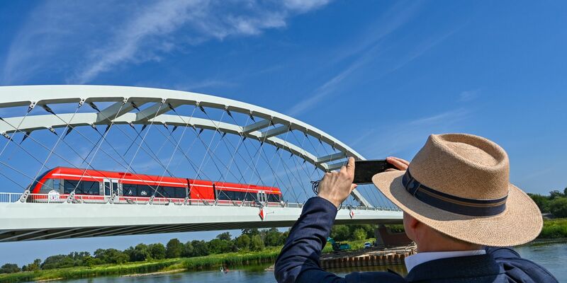 Ein Zug auf der Bahnbrücke über den Grenzfluss Oder zwischen dem polnischen Kostrzyn und auf deutscher Seite Küstrin-Kietz. Polen stellt das Fotografieren kritischer Infrastruktur unter Strafe, um sich besser vor Spionage zu schützen. (Archivbild) - Foto: Patrick Pleul/dpa