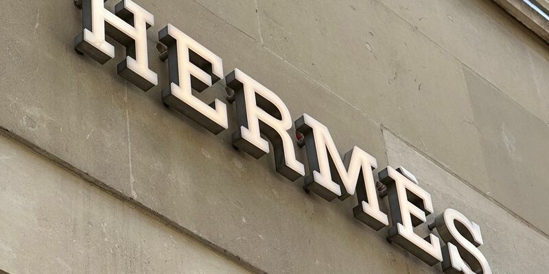 Hermès will im Zollkonflikt seine Kunden stärker zur Kasse bitten.  - Foto: Benedikt von Imhoff/dpa