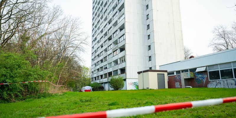 Die Polizei hat weitere Verdächtige im Zusammenhang mit dem tödlichen Sturz eines 15-Jährigen festgenommen. - Foto: Jonas Walzberg/dpa