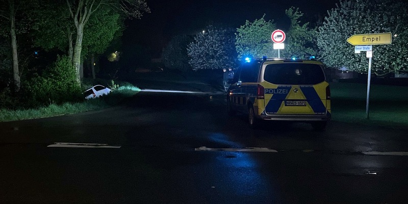 POL-KLE: Rees - 21-Jähriger verliert in Empel Kontrolle über sein Auto / Fahrzeug im Graben, Fahrer unverletzt / Verdacht auf Alkohol- und Drogenkonsum - Foto: presseportal.de