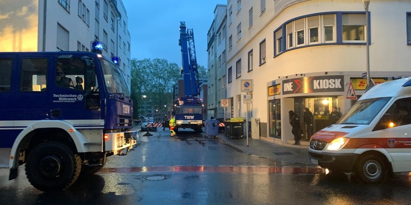 FW Ludwigshafen: Drohender Einsturz von Dachaufbauten in Ludwigshafen-Mitte - Foto: presseportal.de